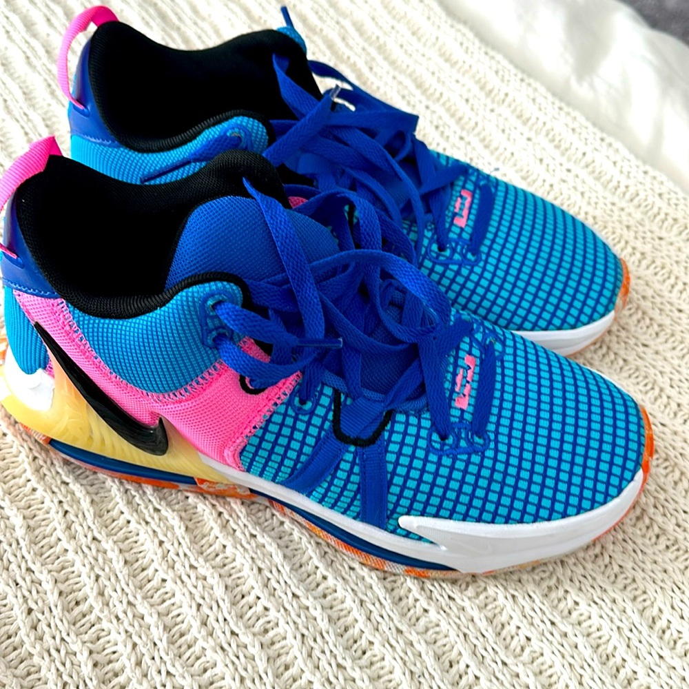 Nike LeBron Witness VII size 8